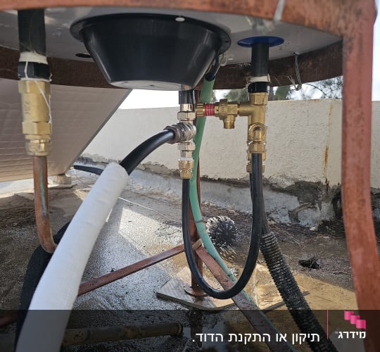 חיבורים וצינורות של דוד שמש על גג